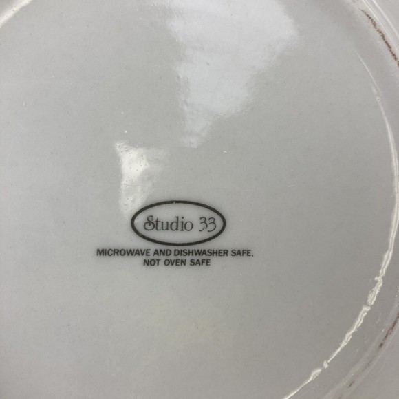 STUDIO 33 COLLECTOR PLATES SANTA SNOW MAN CHRISTMAS OVEN SAFE 8" - Picture 4 of 5